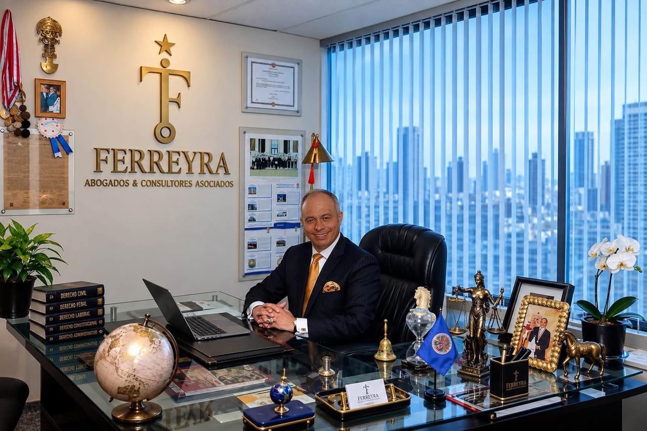 Miguel Ángel Ferreyra en su oficina de Ferreyra Abogados en Miraflores