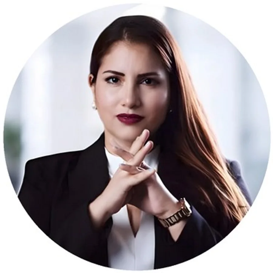 Nathaly Torres López, Abogada asociada